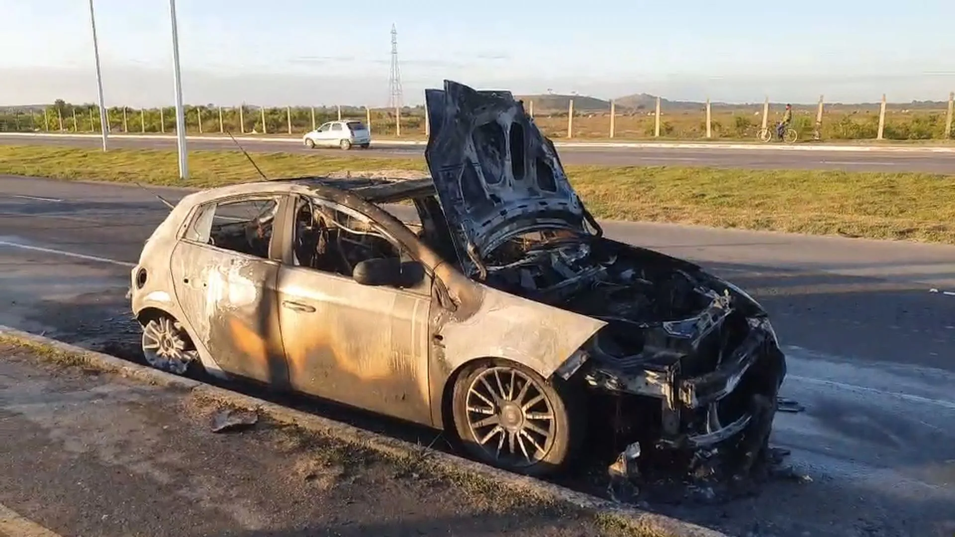 Carro é encontrado totalmente queimado na Rodovia Leste Oeste