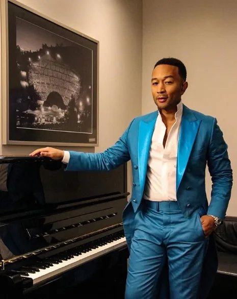 Após ser considerado o homem mais sexy do mundo, John Legend faz striptease e irrita esposa