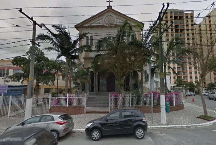 Homem armado invade igreja, rende fiéis e rouba objetos em São Paulo