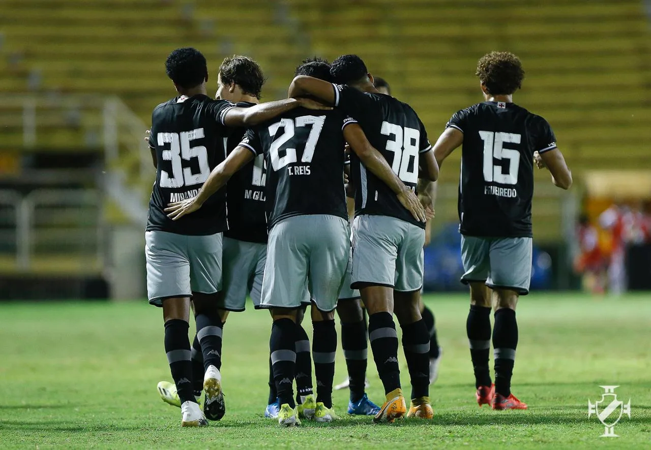 De virada, Vasco vence o Bangu e se aproxima do G4 no Cariocão