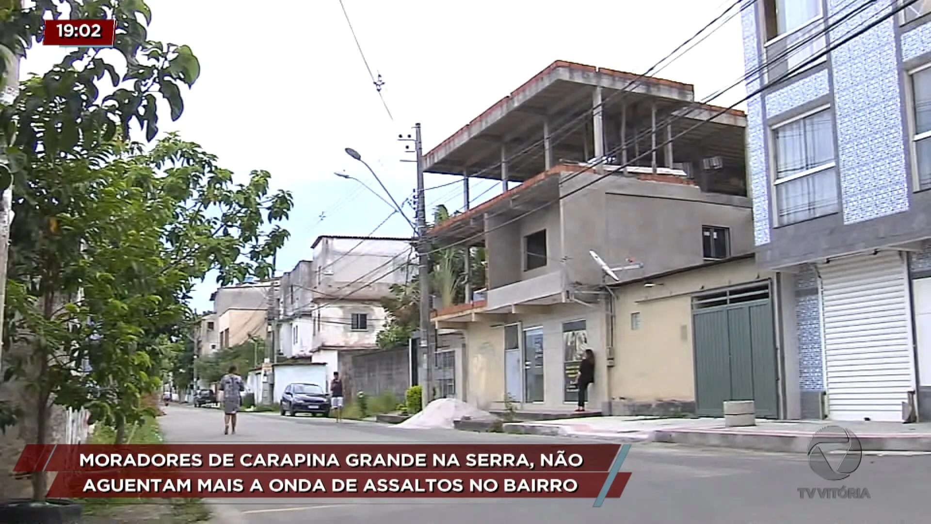 Flagra! Bandidos armados assaltam moradores em ponto de ônibus da Serra