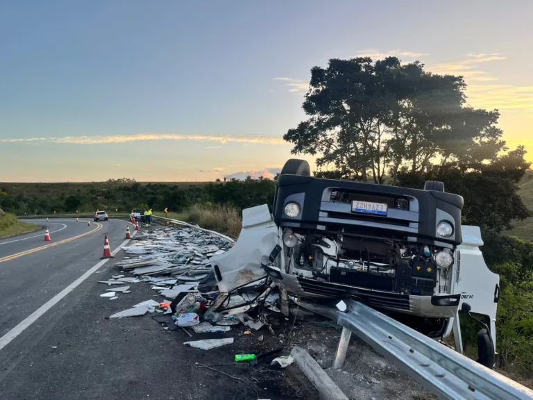 Caminhoneiro morre após veículo com chapas de granito tombar na BR-101, em Pedro Canário