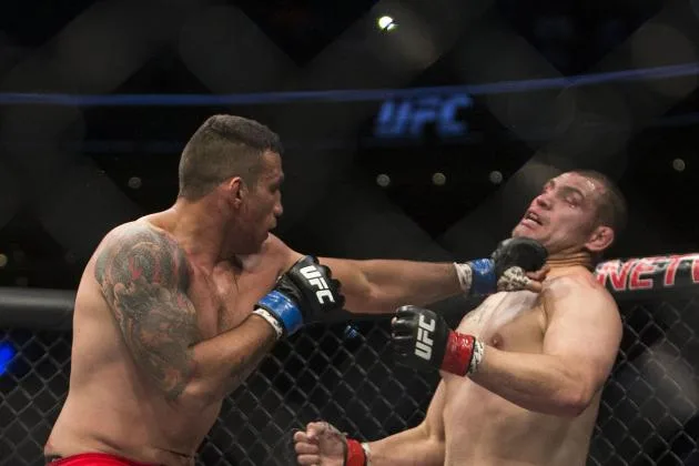 Werdum derrota Velásquez e unifica cinturão dos pesos-pesados no UFC