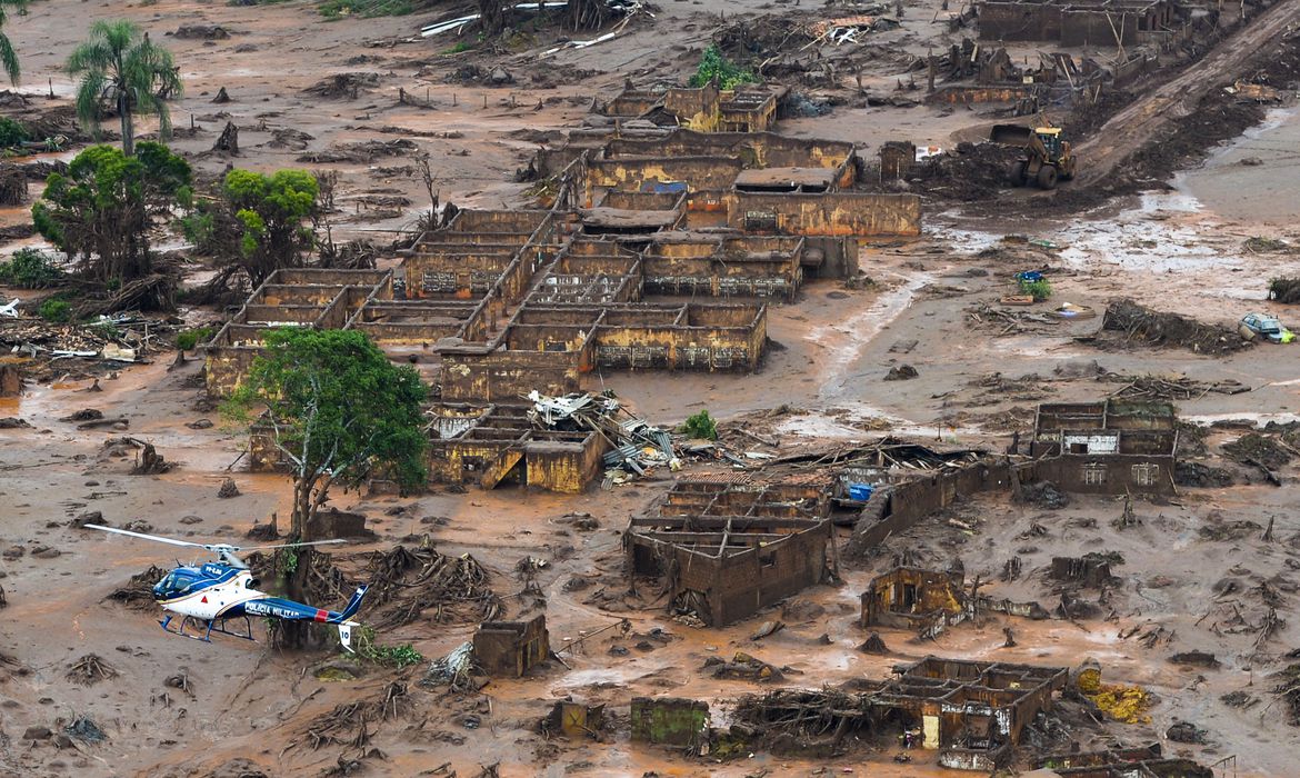 Área afetada pelo rompimento de barragem no distrito de Bento Rodrigues, zona rural de Mariana, em Minas Gerais