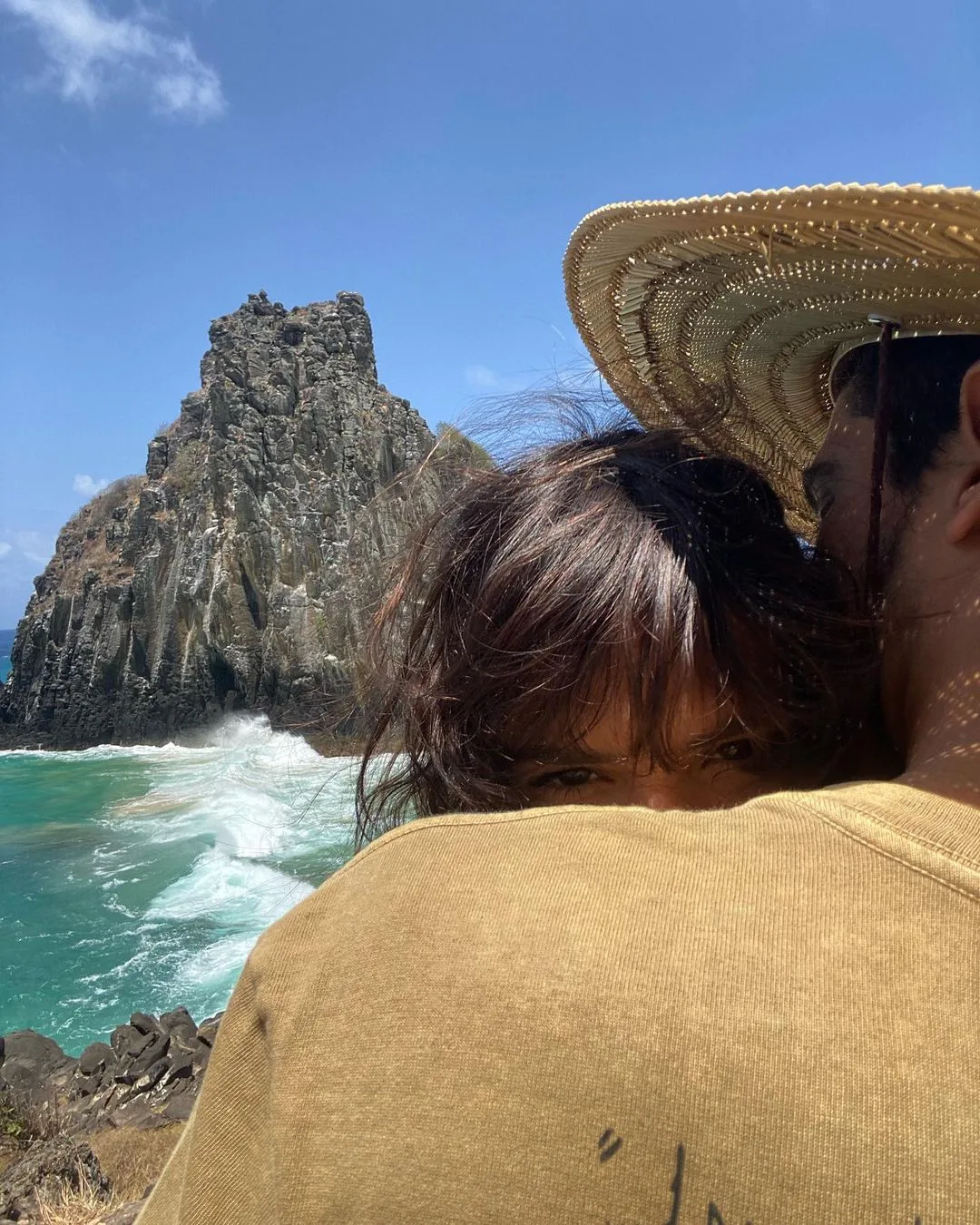 Bruna Marquezine e Enzo Celulari surgem coladinhos em novo clique