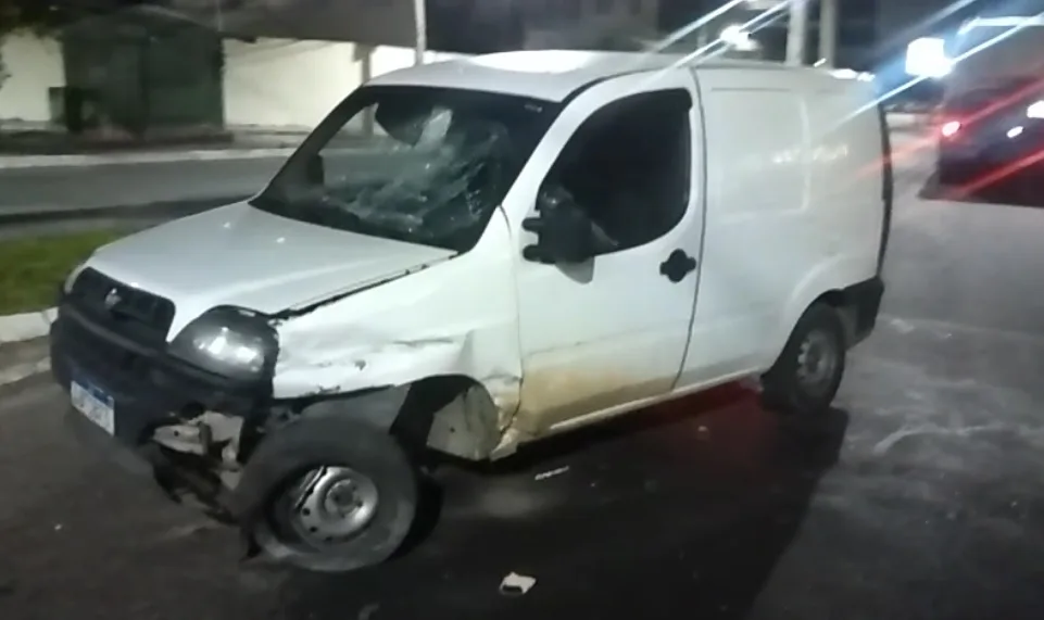 VÍDEO | Acidente: carro bate, roda na pista e interdita parte de avenida na Serra