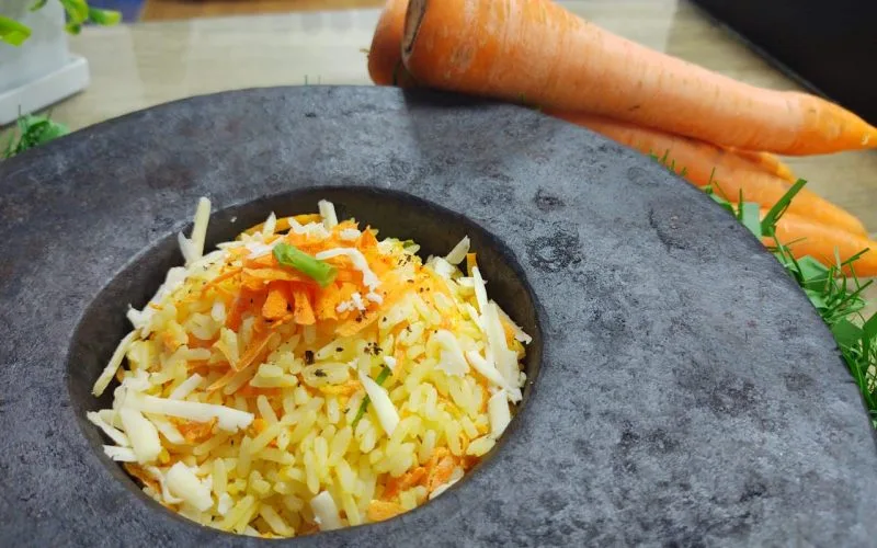 Arroz cremoso de cenoura com queijo: veja receita fácil e rápida para o almoço de domingo