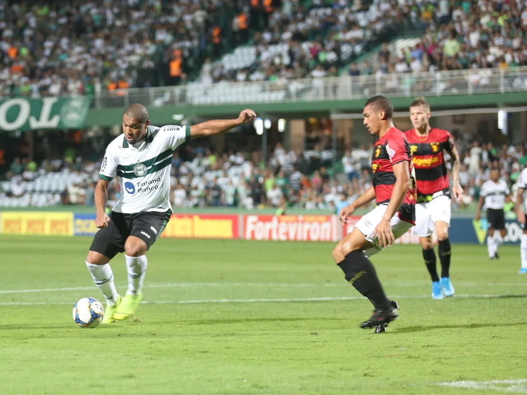 Coritiba fica no empate sem gols com o Sport no Couto Pereira e é vaiado