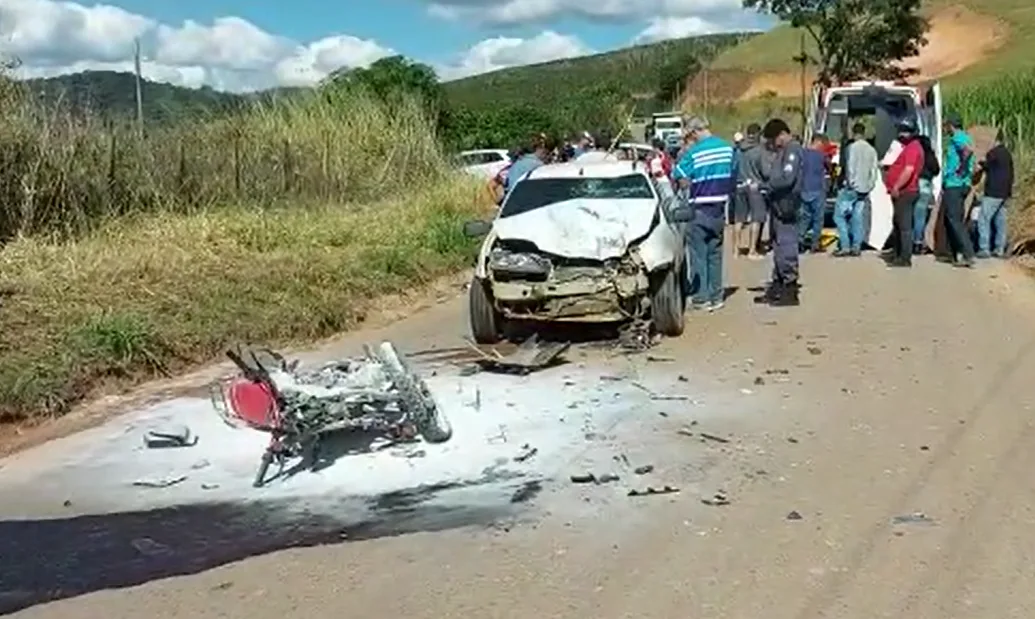 VÍDEO | Motociclista é arremessado para o alto após bater em carro no Sul do ES