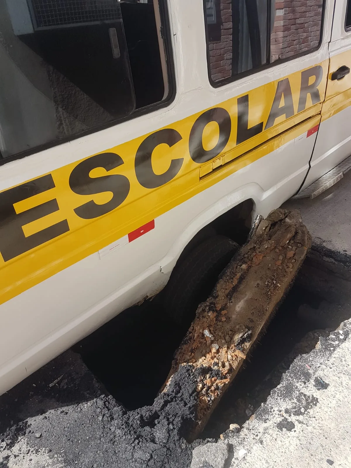 Van escolar com 12 crianças cai em buraco aberto em Vitória