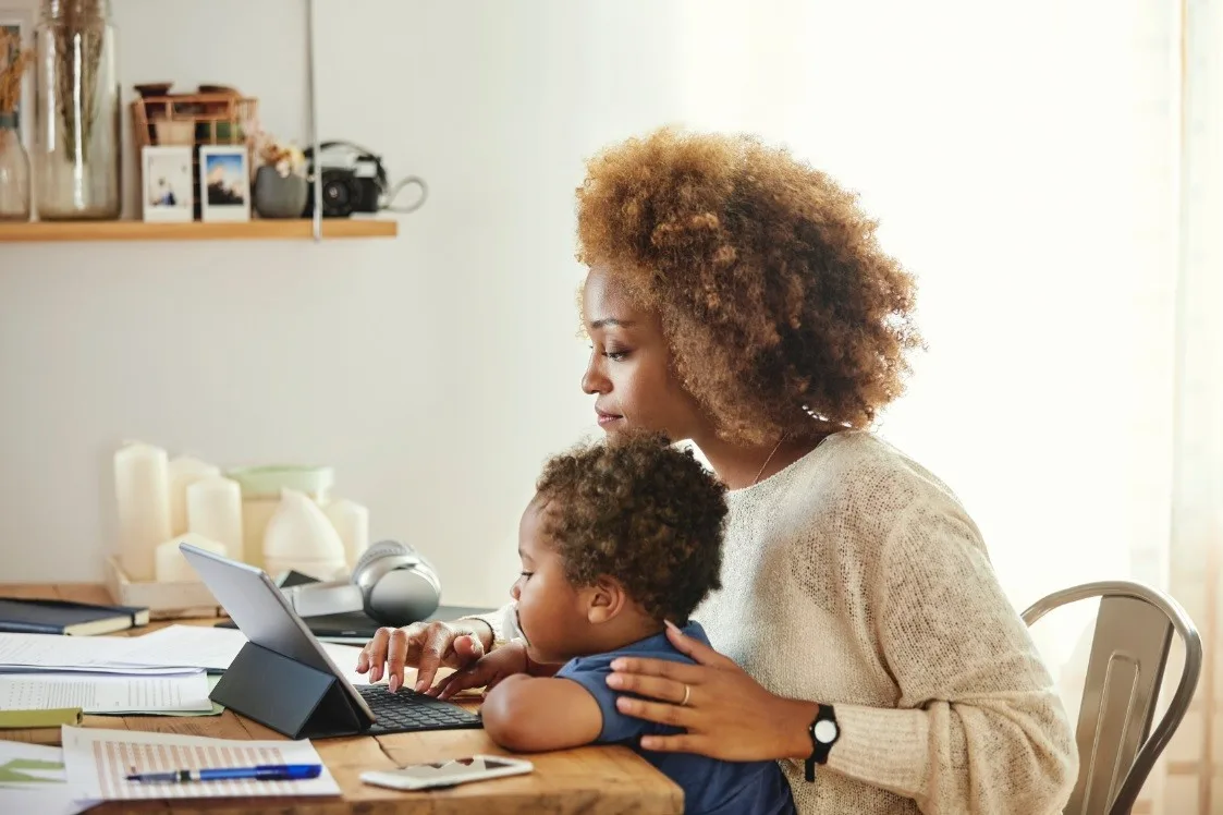 Mulheres criam startups focadas em reter mães no mercado