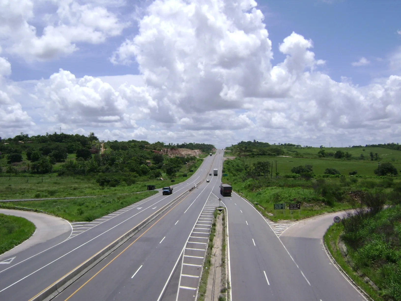 Obras de pavimentação deixam trânsito lento em trechos da BR-101 no Espírito Santo