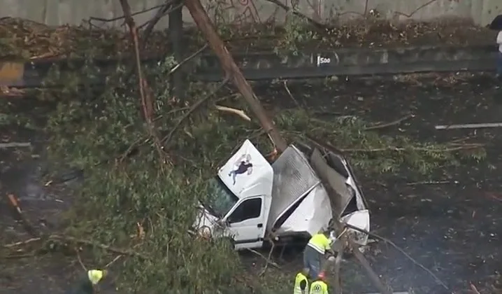 Chuva deixa 7 mortos e causa falta de luz por mais de 48 horas em SP