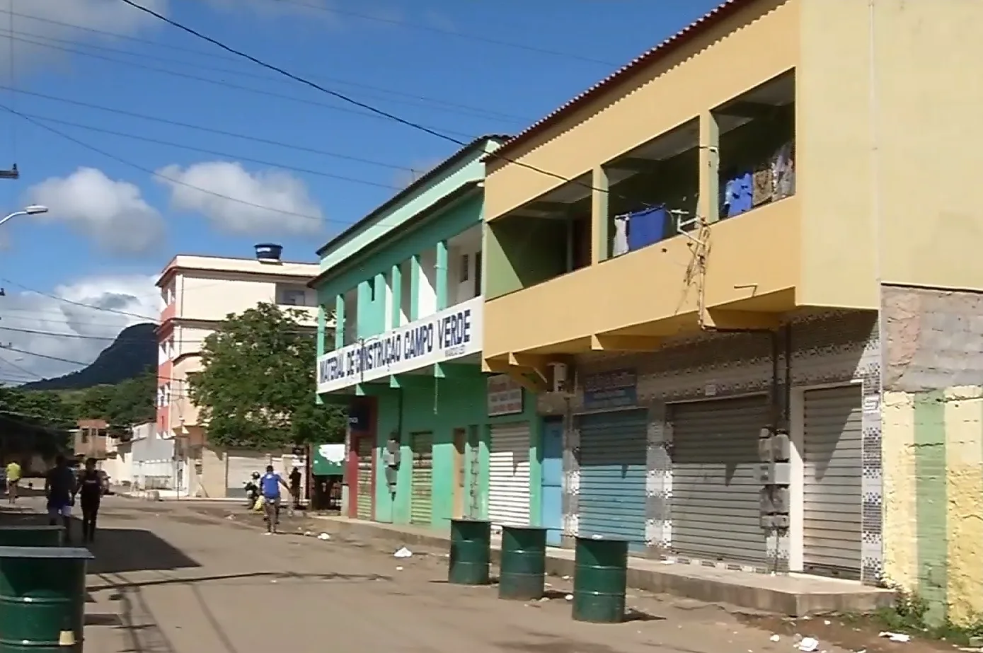 Mulher esfaqueia ex-companheiro e foge do local em Cariacica