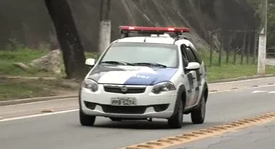 Criminosos saem de matagal e roubam carro de motorista de aplicativo em rodovia de Vitória