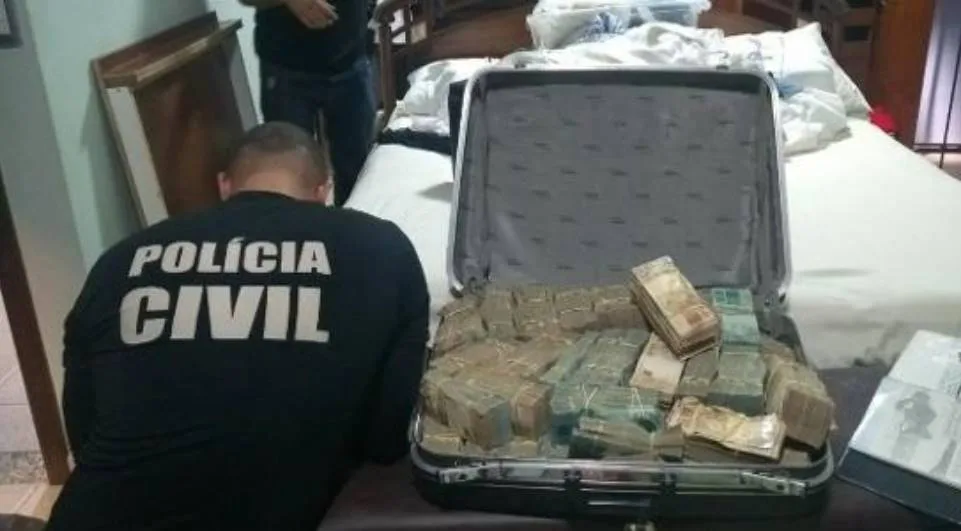 Polícia encontra mala com R$ 1,2 milhão em propriedade ligada a João de Deus