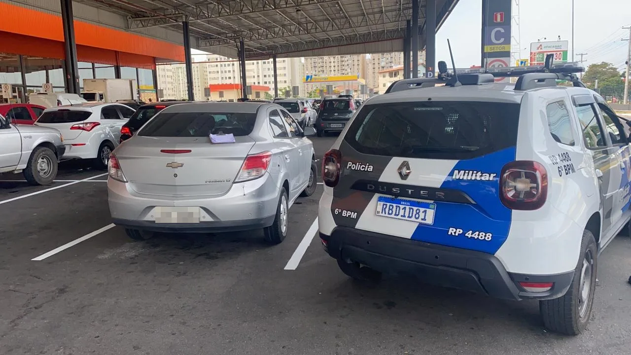 Mulher tem carro roubado ao deixar filhos na escola; veículo foi encontrado em supermercado