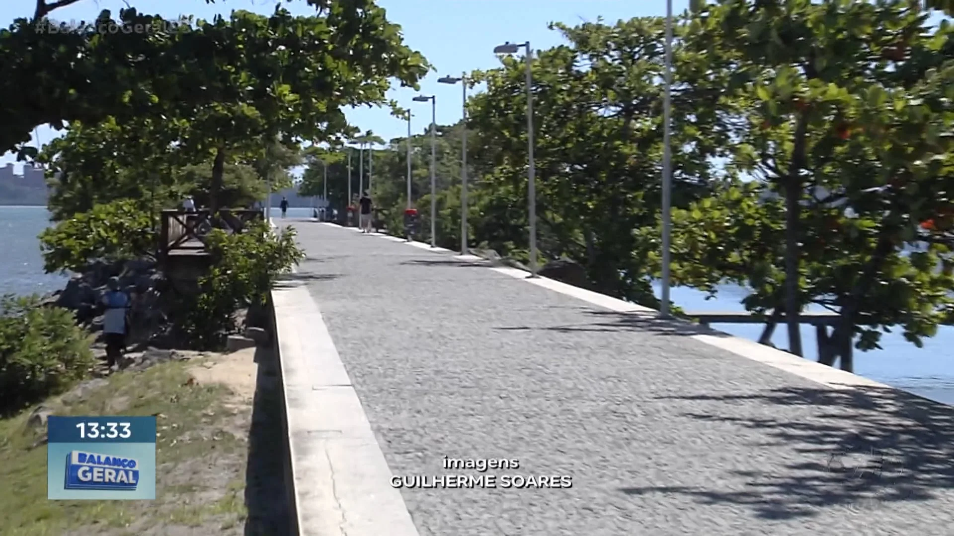 Casal passeia pela orla quando o lazer acaba interrompido por gente ruim