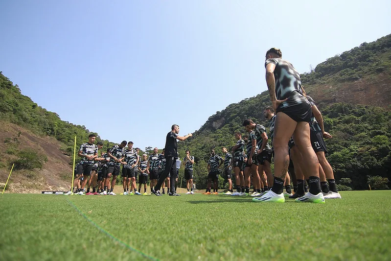 VÍDEO | Textor anuncia treino aberto do Botafogo