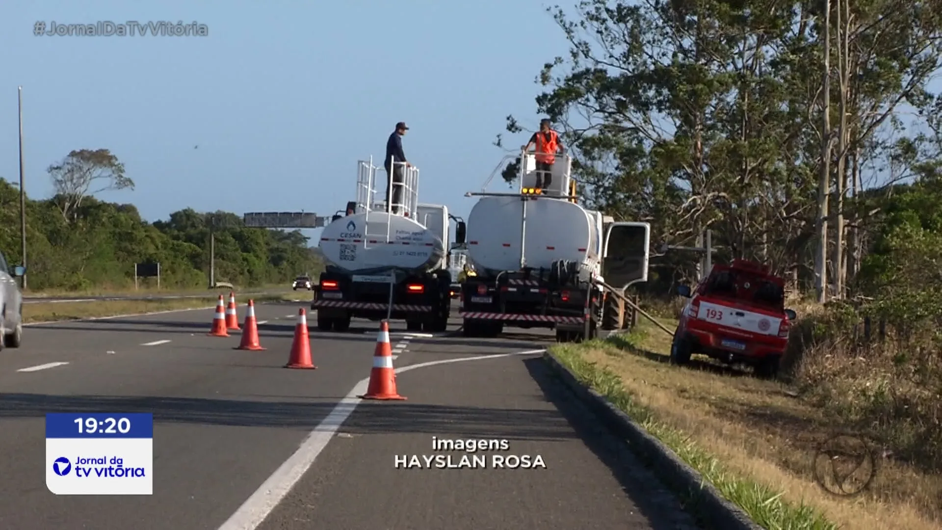 EQUIPES CONTINUAM ATUANDO NO COMBATE AO INCÊNDIO EM ÁREA DE PROTEÇÃO AMBIENTAL DE SETIBA, EM GUARAPARI.