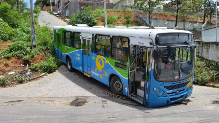 Motorista tenta mudar rota e ônibus se prende a asfalto no 'Morro dos Cabritos' em Cariacica