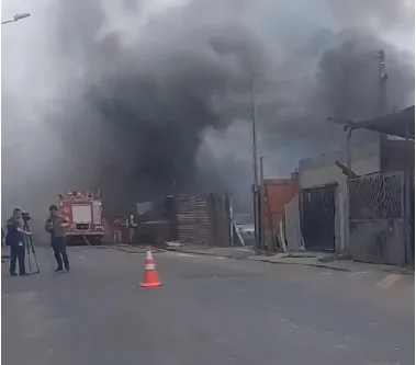 VÍDEO | Incêndio de grandes proporções atinge depósito na Serra