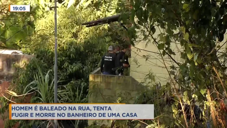 Homem é baleado na rua, tenta fugir e morre no banheiro de uma casa