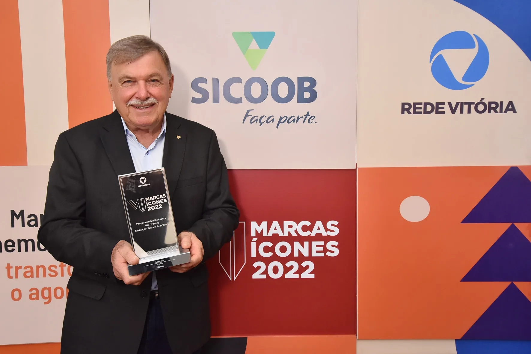 O presidente do Sicoob ES, Bento Venturim, recebe o troféu Marcas Ícones 2022.