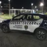 Desesperada, vítima de agressões se joga na frente de viatura para pedir socorro