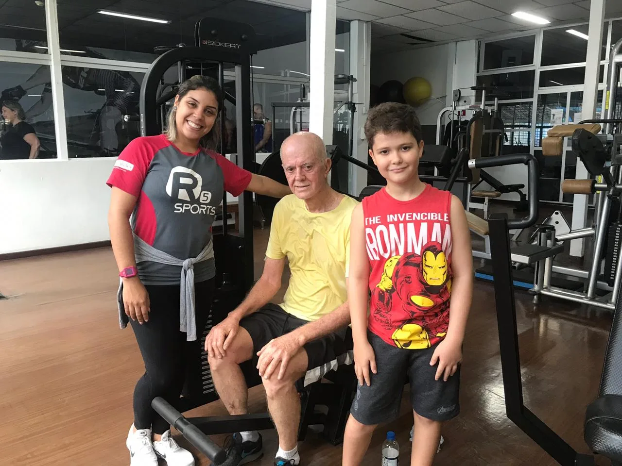 Menino de 9 anos pratica musculação como 'gente grande' e chama atenção na academia