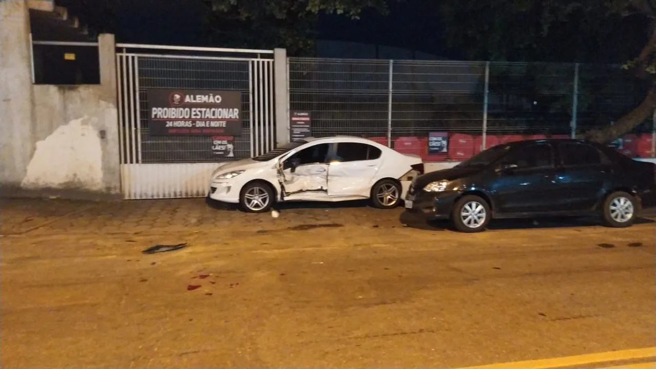 VÍDEO | Em ataque de fúria, motorista bate três vezes e destrói carro em Vila Velha