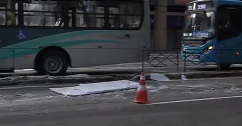 Placas de granito caem de carreta e interditam faixa de avenida em Vitória