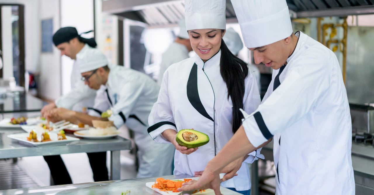 Chances para auxiliares de cozinha e de serviços gerais