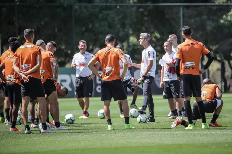 Ameaçado no Atlético-MG, treinador Rodrigo Santana diz que sequencia de jogos atrapalha