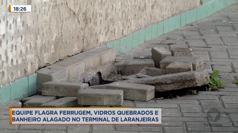 Terminal de ônibus caindo aos pedaços e população reclamando em Laranjeiras, Serra