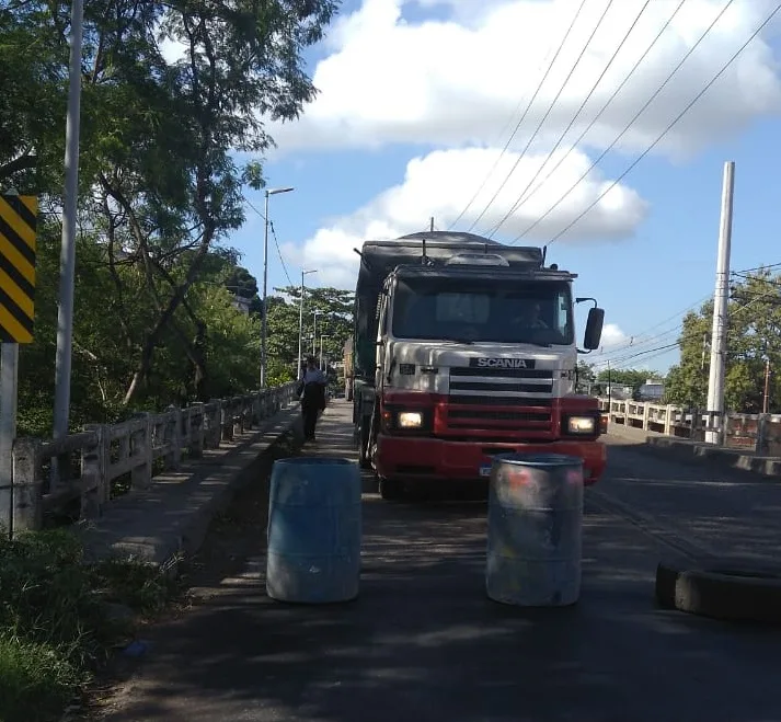 Em 2º dia de manifestação, moradores impedem acesso de caminhões ao Porto de Capuaba