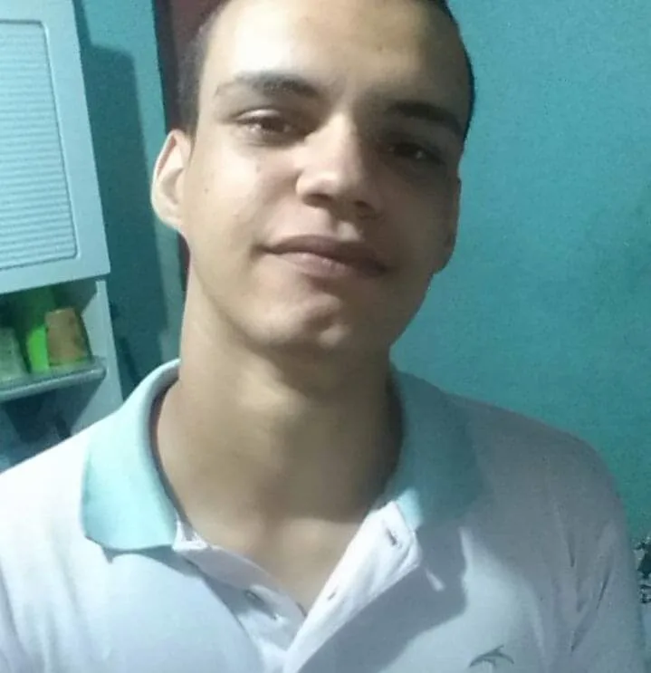 Jovem de 24 anos é assassinado enquanto saía de casa, na Serra