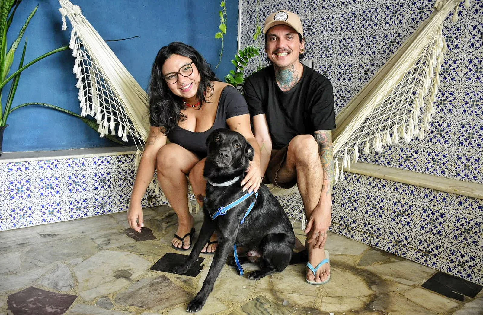 Final feliz em Vitória: casal de palhaços acolhe o cão Ubaldinho