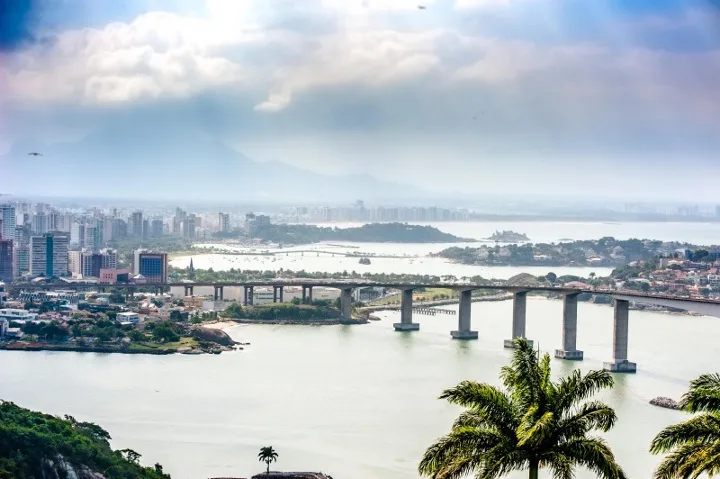 Baía de Vitória com Enseada do Suá e Terceira Ponte ao fundo