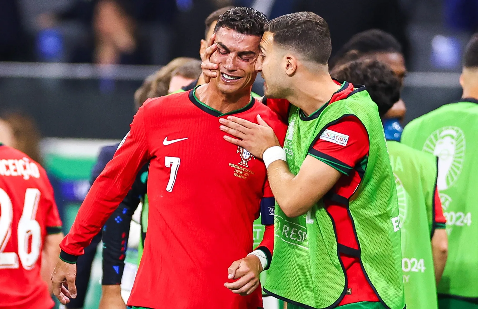 Cristiano Ronaldo chora após perder pênalti, mas Portugal avança na Euro