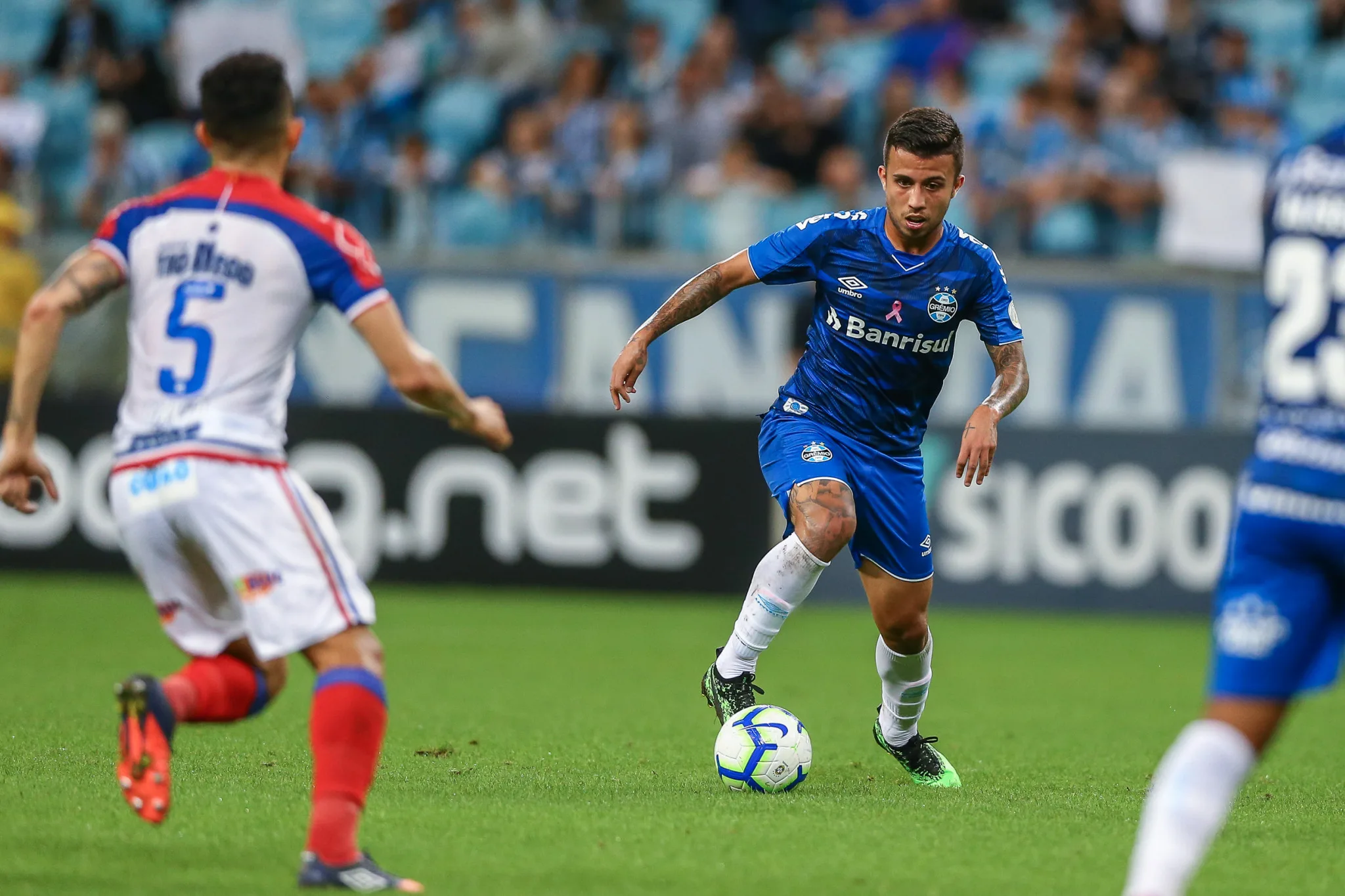 Com pênalti marcado pelo VAR, Bahia vence Grêmio no Sul e embola briga pelo G6