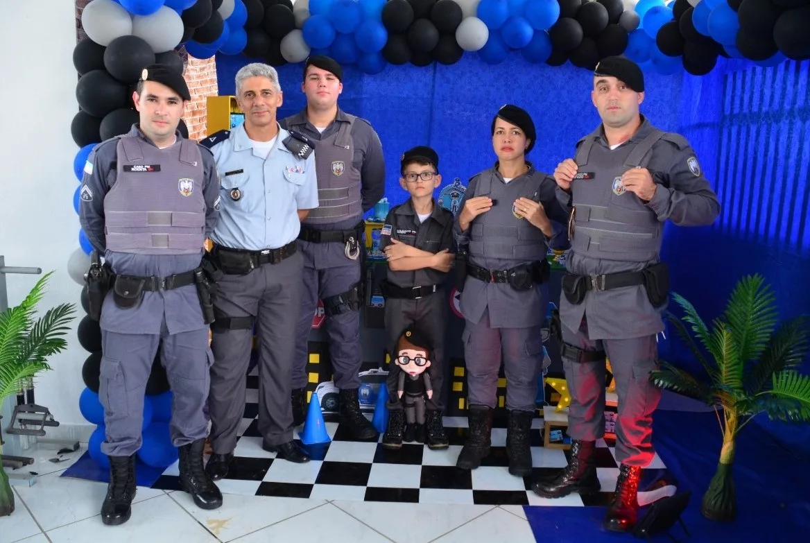 Com tema da PM, criança recebe visita surpresa durante aniversário em Jerônimo Monteiro