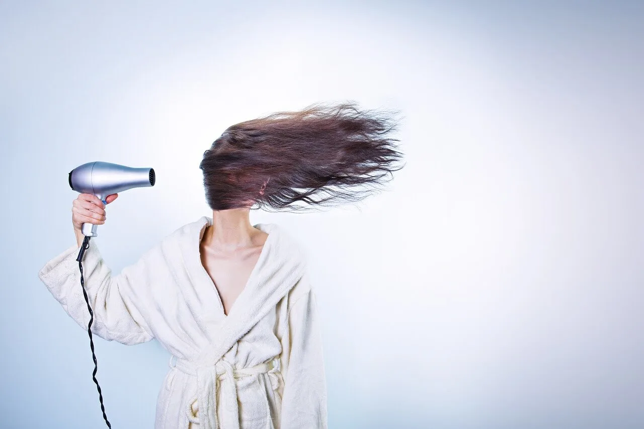 Usar comida para hidratar o cabelo pode deixar careca? Veja riscos das receitas caseiras