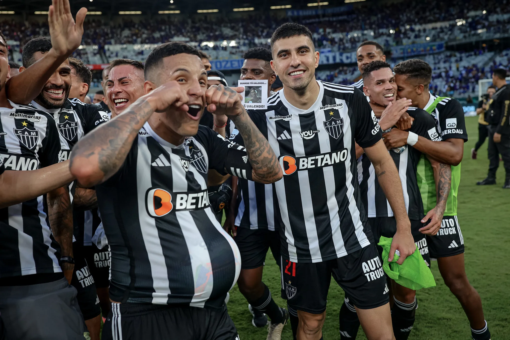 Jogador do Galo sofre acidente em comemoração e provoca Cruzeiro