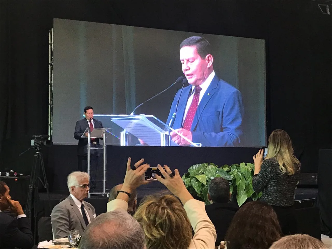 Em visita ao ES, Mourão ironiza críticas sobre Amazônia e diz que não haverá concursos durante governo Bolsonaro