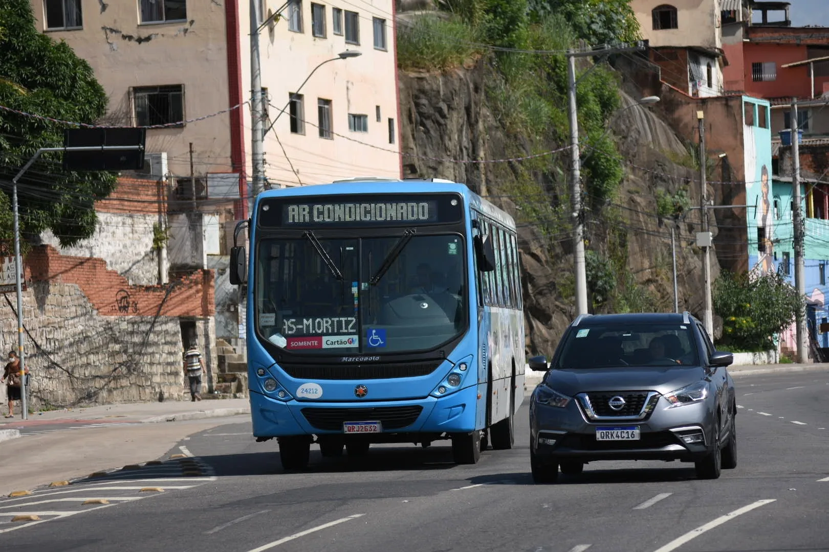 Passageiros correm atrás de ladrão e suspeito é encontrado embaixo de lona