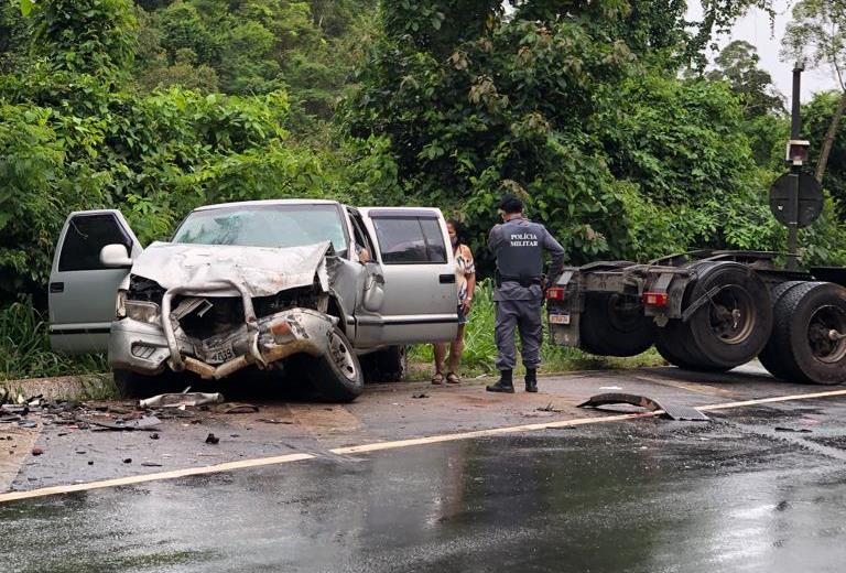 Quatro pessoas ficam feridas em acidente entre caminhonete e carreta na BR 262, no Sul do ES