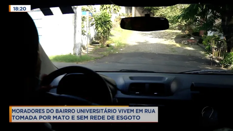 Rua cheia de mato e sem rede de esgoto revolta moradores de bairro da capital