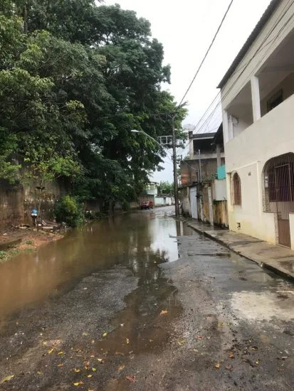 Guarapari: Esgoto a céu aberto volta incomodar moradora do Ipiranga