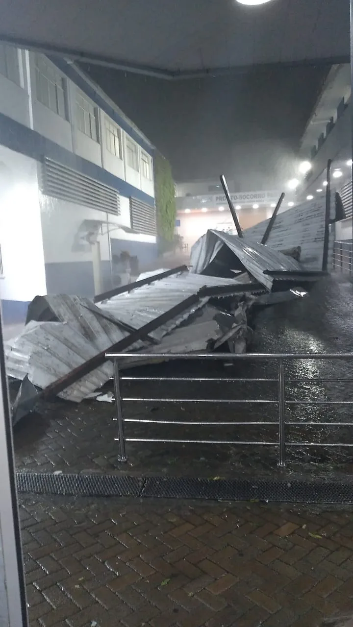 VÍDEO | Telhado de hospital cai e Terminal de Itaparica fica sem luz durante temporal no ES